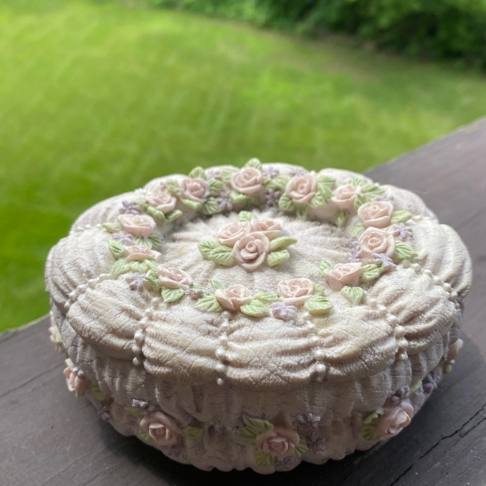 1995 Music Box w/ Roses
